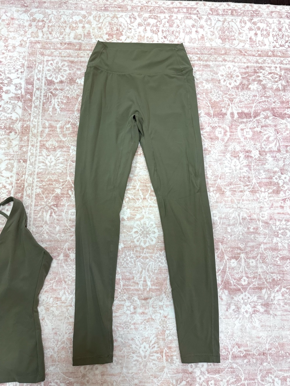 SET 🥑 Workout Army Green Pants & Top - Picture 6 of 12